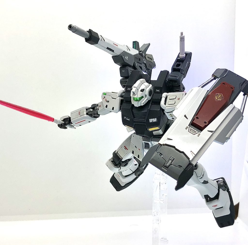 背面にブラックライトを当ててブースター噴射っぽくしました。