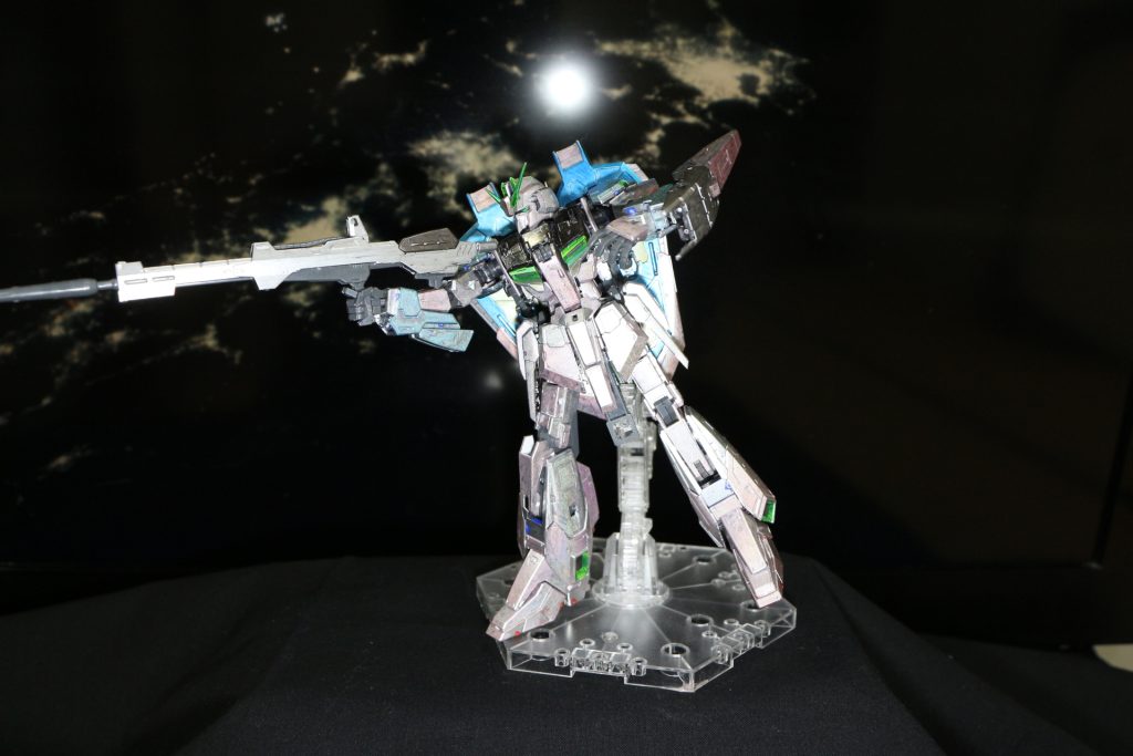 銀だけにしようと塗り続けた結果。。。。。飽きてしまい、シルバーの上に、ホロレッド・ホログリーン・ホロイエロー等を塗られてしまったゼータガンダム。