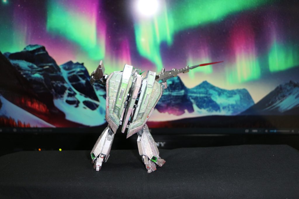 適当にホロを追加したので、どこがどの色かは組み上げての楽しみでした。背後はホログリーンになりました。