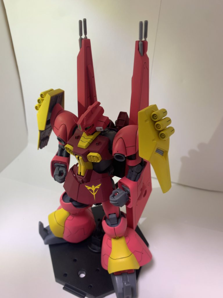 カラーは主にラッカー塗料でエアブラシ塗装してます。エアブラシは初心者なので、ベタ塗りです。フレーム・グレーサフ→msジオングレー黄色・白サフ→msイエロー小豆色・グレーサフ→ms-06sシャアレッド ピンク・白サフ→ms-06sシャアピンク+サザビーレッド白・msホワイト頭部センサー回り 蛍光グリーン→エナメルブラックトップコート・水性プレミアムトップコート艶消し