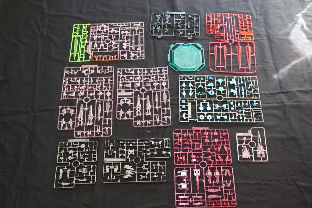 フレーム部分をどうしても塗りたくて、メタブルーとメタグリーンをクリアパーツの色と合うか考えながら塗ってみた。