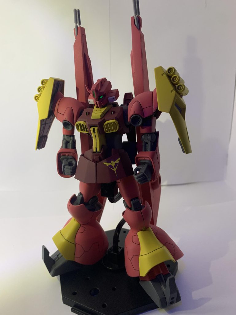 蛍光塗料塗ってるのでツインアイが光ります。発光してんのかわかんない写真でごめんなさい