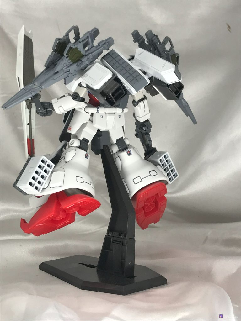 背面にはミサイルとブースター追加。ショルダーバインダーがない分装備は後ろ側に伸びてます