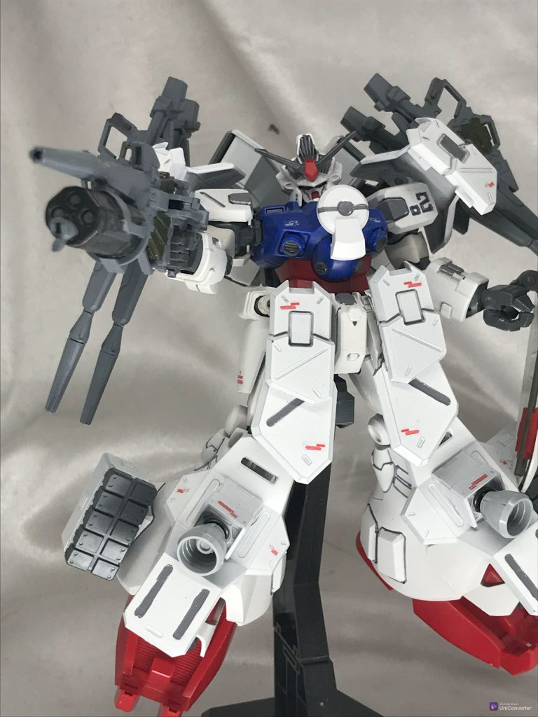 手持ちのビームマグナムのみバンシィノルンのリボルビングランチャー付きのものに。００８３では試作一号機が持ってたジュッテを二号機が持つのも素敵