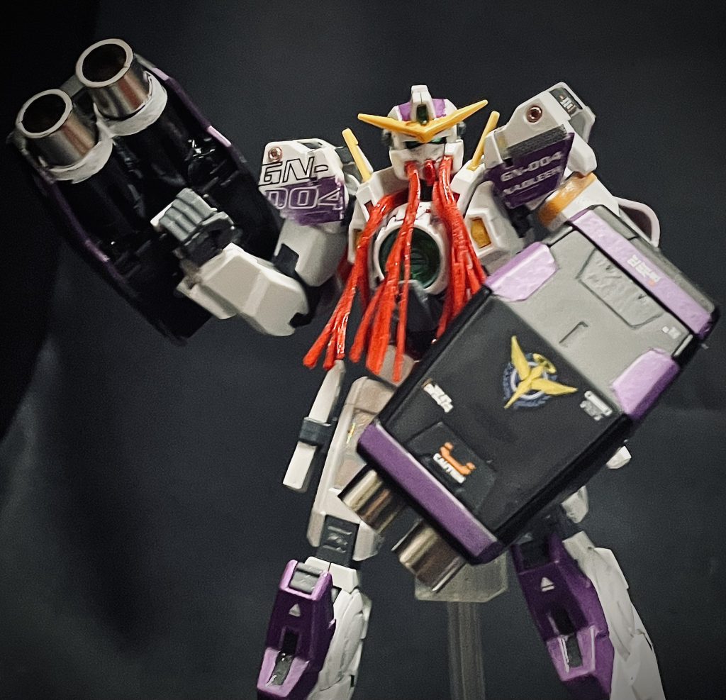 HGガンダムヴァーチェのGNキャノン装備シールドみたいに持ってますがGNキャノンです。GNキャノンの砲身を金属パーツに変更していたために、重たいキャノンとなってしまっていたため、間接強化しました。劇中の腕をクロスさせる撃ち方は、キャノンが重たいのか、関節を硬くしすぎたのか、そもそもできないのか、破損が怖くて実現不可でした、、、デカールが過剰ですが、専用デカールは残してもしょうがないので、1機目のエクシアから通して過剰でまとめています。部分塗装、筋彫り、墨入れ、デカール、ツヤありトップコートしています。