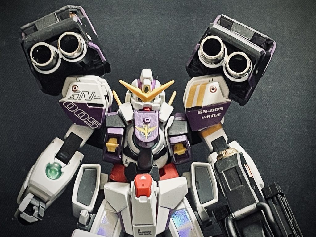 正面バックパックのGNキャノンの砲身は、ホームセンターで買ったはいいが使い道がなかった金属パーツに変更ビームサーベルの位置がどうやっても取れなさそうな位置だったので、腰付近に設置できるように変更しました。