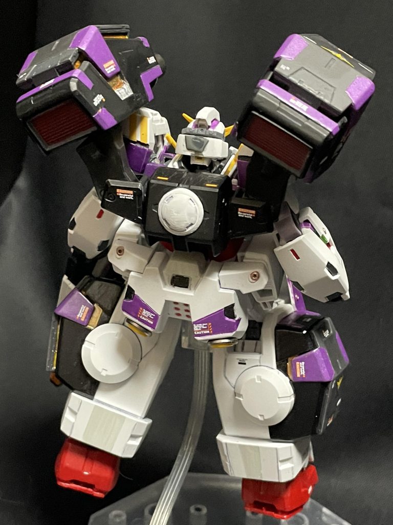 背面設定にない色分けするのはバランスや他の機体との不一致など難しいですね。部分塗装、墨入れ、デカール貼り、つや消しトップコートを行っています。クリアパーツはホロシールをそこに貼ってからレジンを使用しています。オーロラシールなど100均のシールも一部使用しました。便利な世の中になりました。