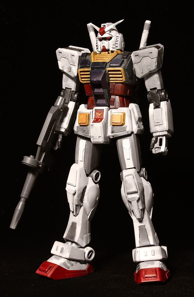 ガンダムEXとRGのRX-78-2ガンダムver2.0のディティールを参考にスジボリ・プラ板を追加しました。武装はエコプラなのでビームライフルのみです。