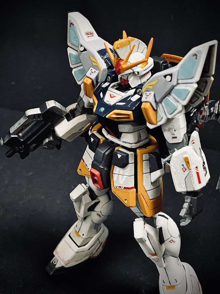 サンドロック改修概要①頭部 : アンテナの形状を変更し指揮能力、情報収集のために本数を増加、アゴ周りのカバーをカット腹部 : 2ミリ延長肩部 : メタルパーツとプラ板追加し羽のイメージ増腕部 : 丸みのある腕が合わなかったのでマークIIの腕をミキシング脚部 : プラ板追加、2ミリ延長