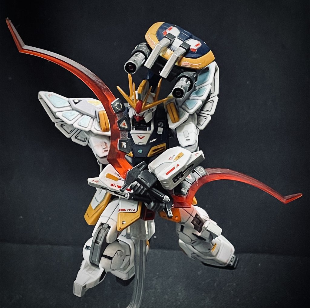 ヒートショーテル二刀流バックパックに装備したシールドは補助アームで独立運用可能