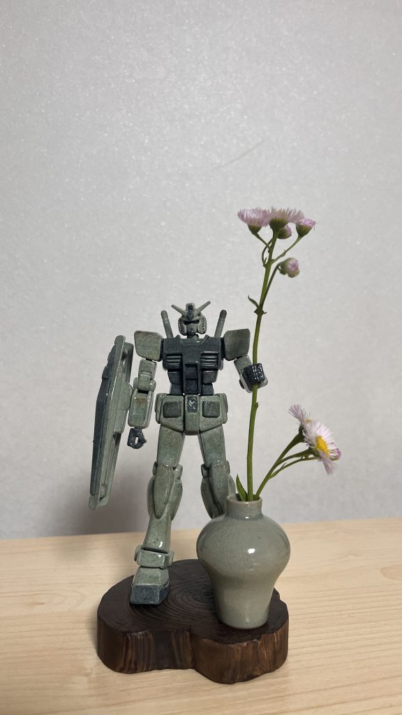 ミニチュアセラミックスと木製の台座はインターネットで別々に購入しました。