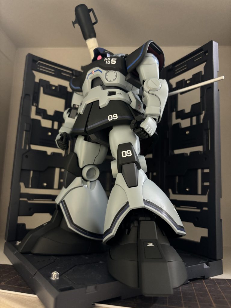 煽り立ち!腰部・脚部のラインマークはマスキングテープで塗装し、肩部はラインデカールなので色味が異なってますね。。