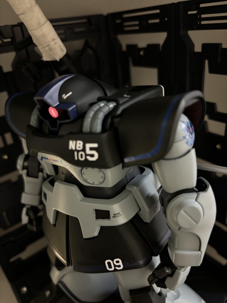 斜め上方より!拡散ビームはプラ板でオミットしました。腹部のエアインテーク擬きを作成しましたが精度が。。肩・脚部は断念しました。。