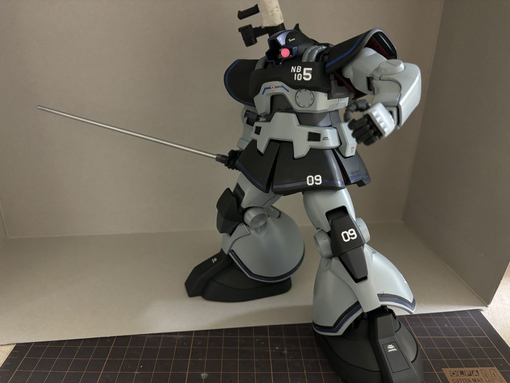 ヒートサーベル抜刀!マニピュレーターも塗装しましたが、侵食でボロボロになり手が開けません😆