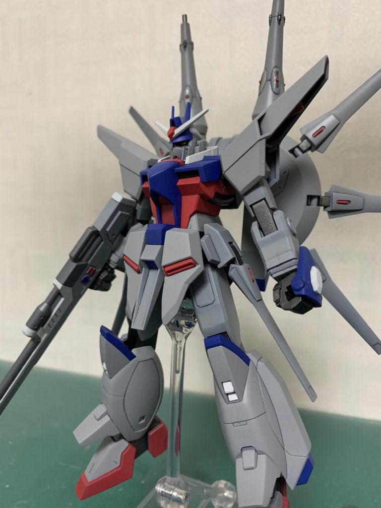 SEEDフリーダムのキットはパーツ分割されていて塗装や合わせ目消しが楽ですが今回のキットの様に昔のプラモは塗装が大変でした。でも自分なりには満足いく形になったので今後も作ってボチボチ投稿していきたいです。