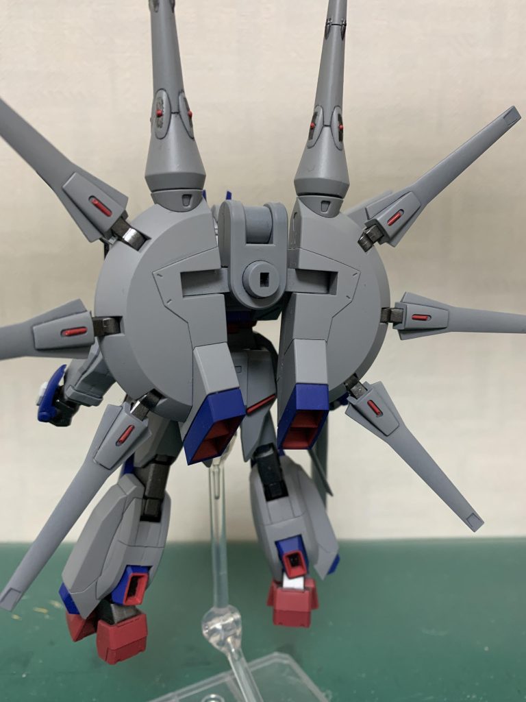 ドラグーンやスラスター内部も頑張って塗装してみましたが中々大変でした。