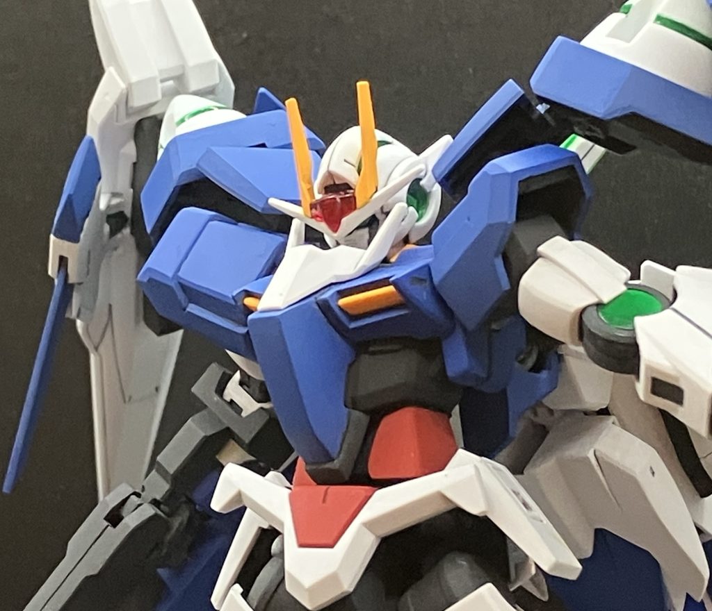 改修ポイント胴体レッド部分を1mm延長あわせて胸中央ブロックを1mm延長し、前面に突き出すようにパテ盛りリアアーマービームサーベルがポロリしないようにプラ棒差し込み