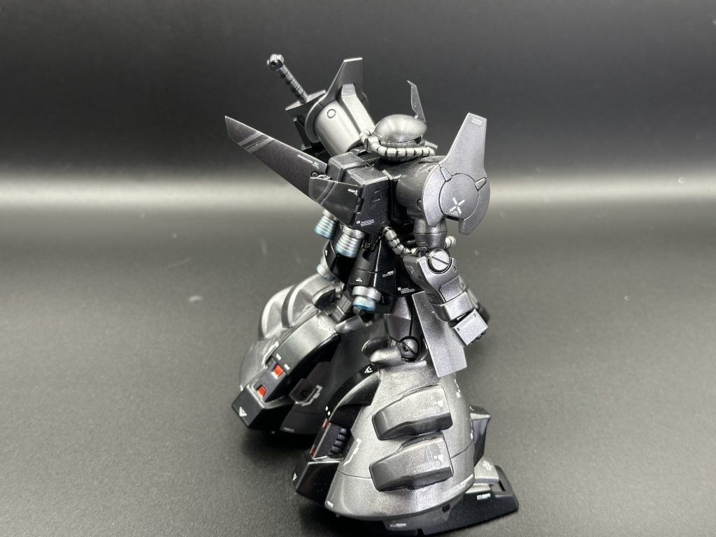 脚部の合わせ目は接着剤流し込みで消しました。