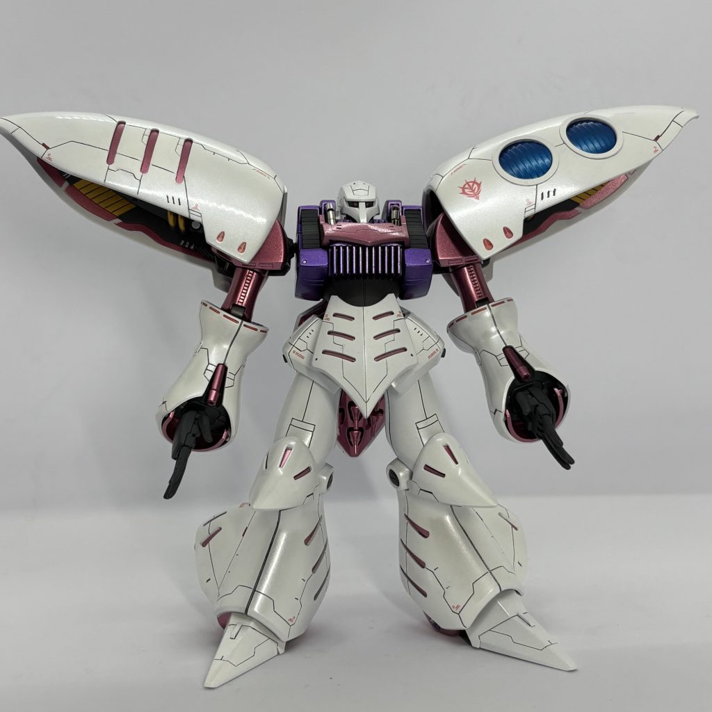 正面から。ノーマルではかなりノッペリした印象なので、全身に渡りスジボリを施しました。塗装はクレオスのクリアーシルバーを初めて使って見たのですが、適度なパール感と光沢が一度で得られて、気に入っております。