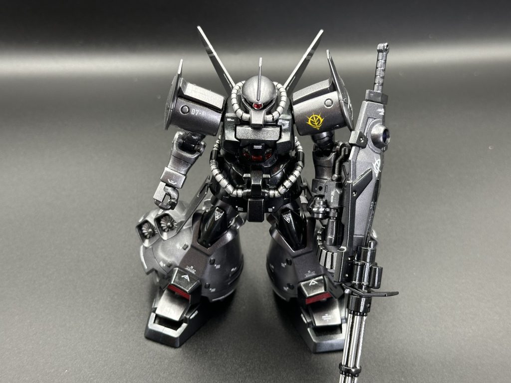 タミヤスプレーのライトガンメタル、ガンメタル、メタリックブラック、メタルシルバーを使用し、金属のような質感に仕上げています。