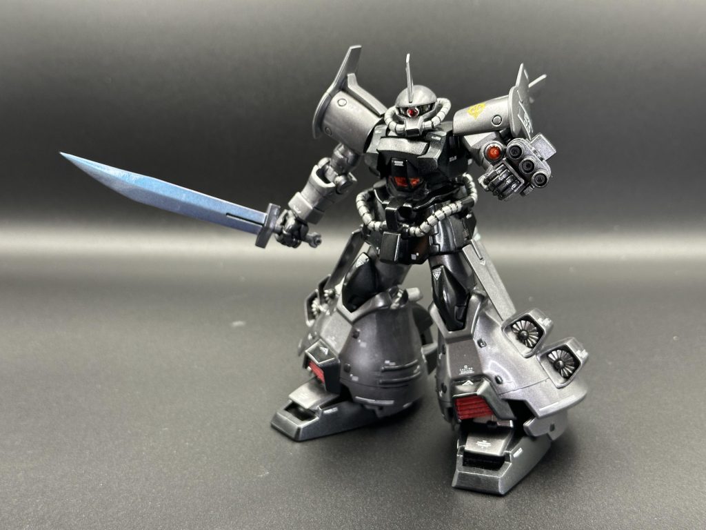 剣は偏光塗料を使用し、角度によって青や赤紫に見えます。