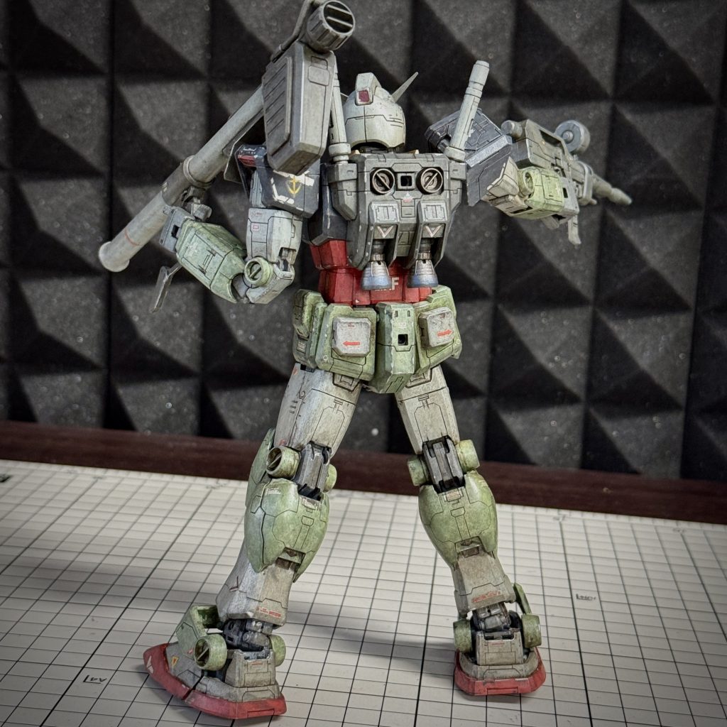 背面、デカールはミリタリーぽくしたくてジムスパルタンのを使ったけど、地味すぎて途中で飽きてきて、バンダイの連邦デカールのカラフルなやつを貼りまくった、ケレン味があって楽しい