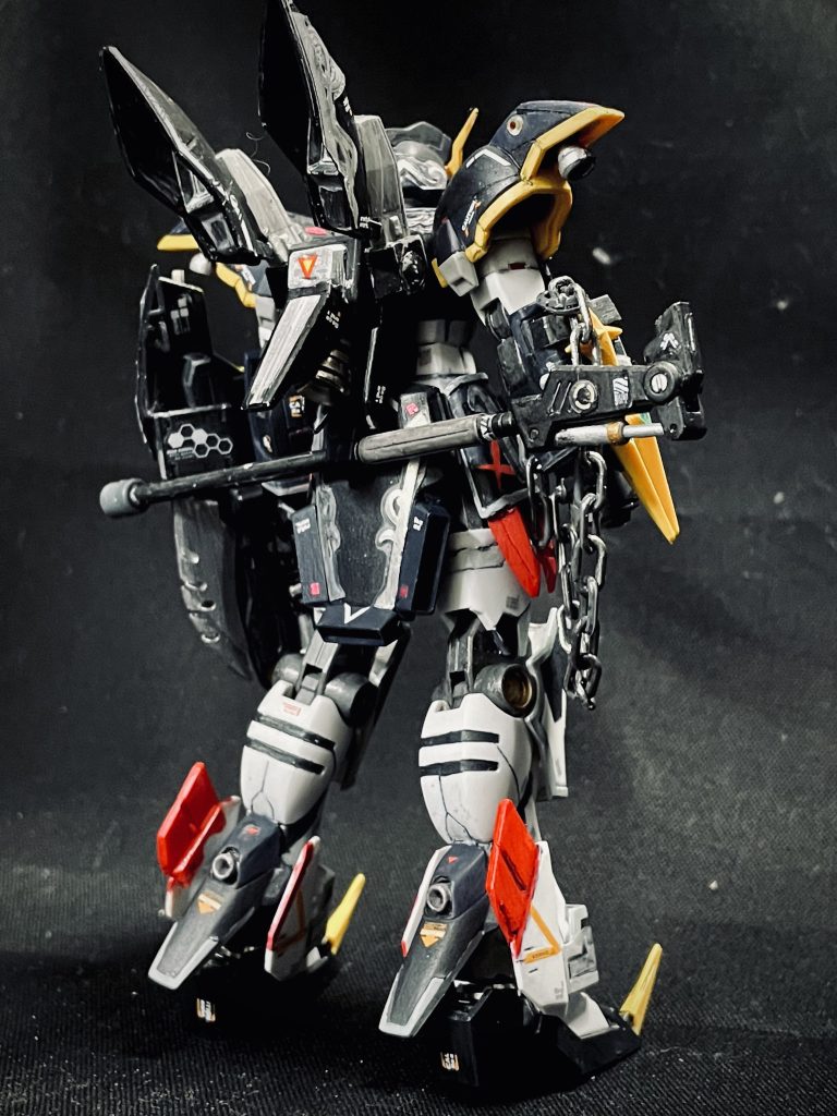 デスサイズ改修概要②背面 : ブリッツのバックパックをミキシングしスラスターを増設、ビームサイズ大を初期位置でマウント腰部 : バックパックのハイパージャマーをリアスカートに移設、サイドにホーネットみたいな装飾追加(攻撃機能はない)脚部  :  ふくらはぎのスペースが気になったので、カバーとバーニアを追加。上半身が大きくなった為、アングルガードには赤い装飾を追加、爪先にクローを追加しバランス調整