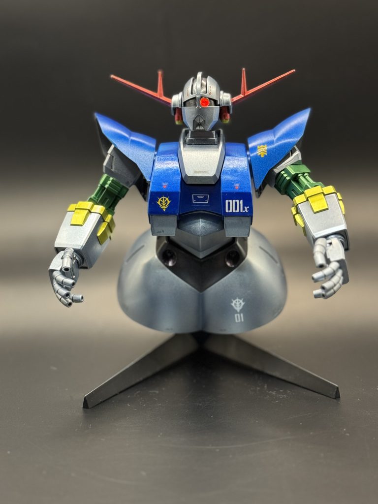 シルバーサフで全体を塗装艶出しコートで光沢アップしメタリック系カラーで色分け墨入れ、テカールさらに艶出しコートで完成 