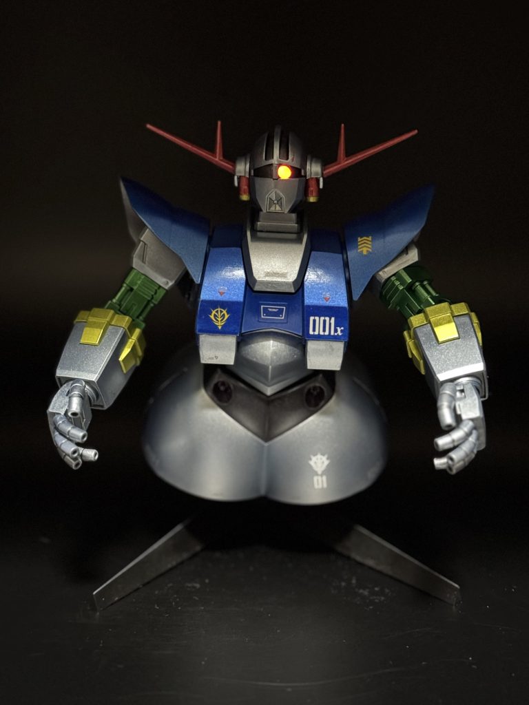 モノアイにはクリアパーツとLEDモジュールを取り付け