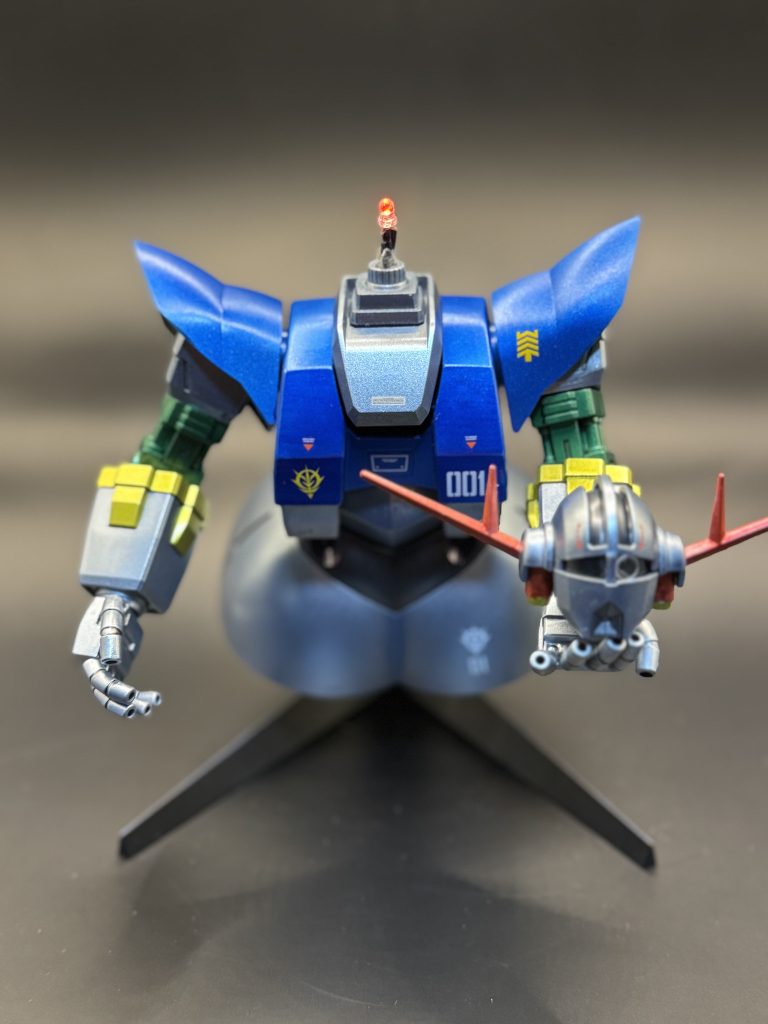 首の下に電池ボックス、点灯スイッチを取り付け