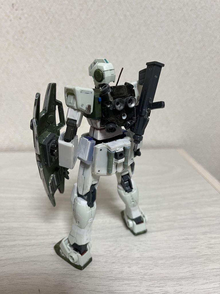 バックパックはキットの物をベースにプラ板やジャンクででっち上げました。