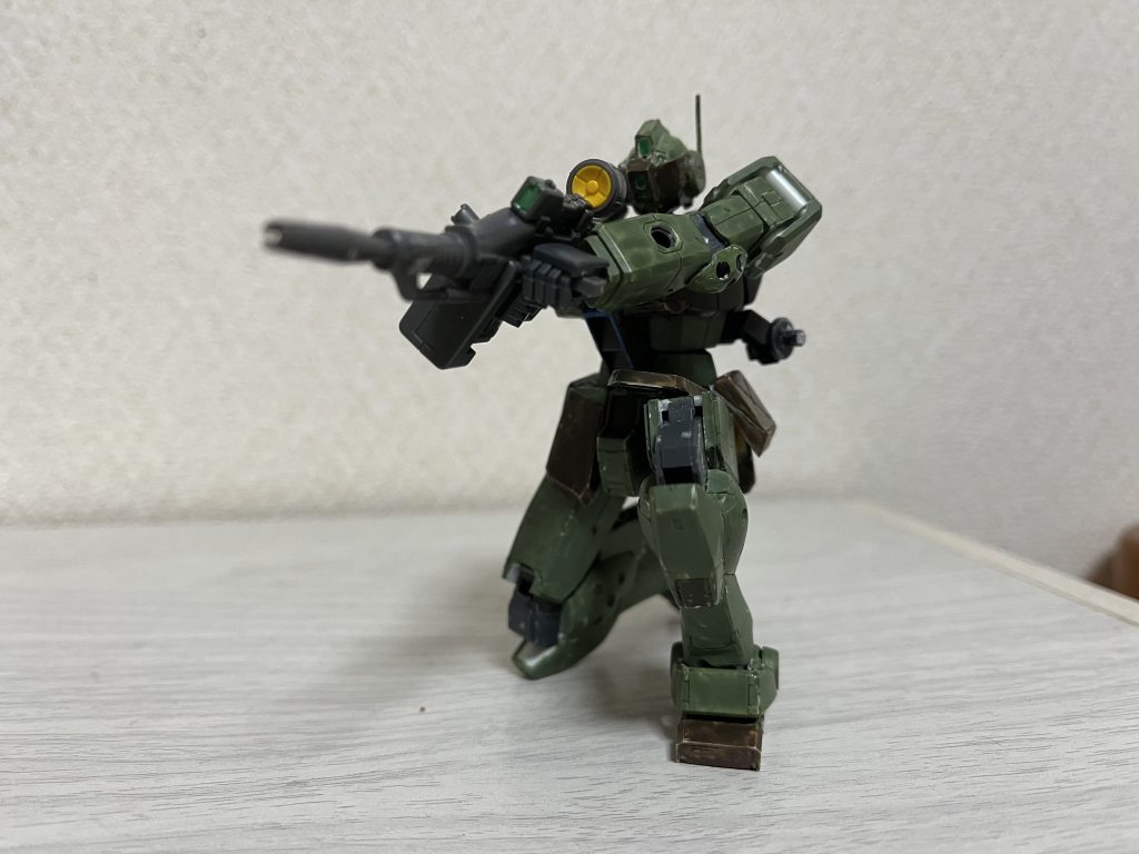 今回も膝立ちが綺麗にできました!頭はGM/GMのコマンド頭を改造しました。バイザーはプラ板です。メイン武器はビームが良いと思いオリジンのビームライフルにしました。