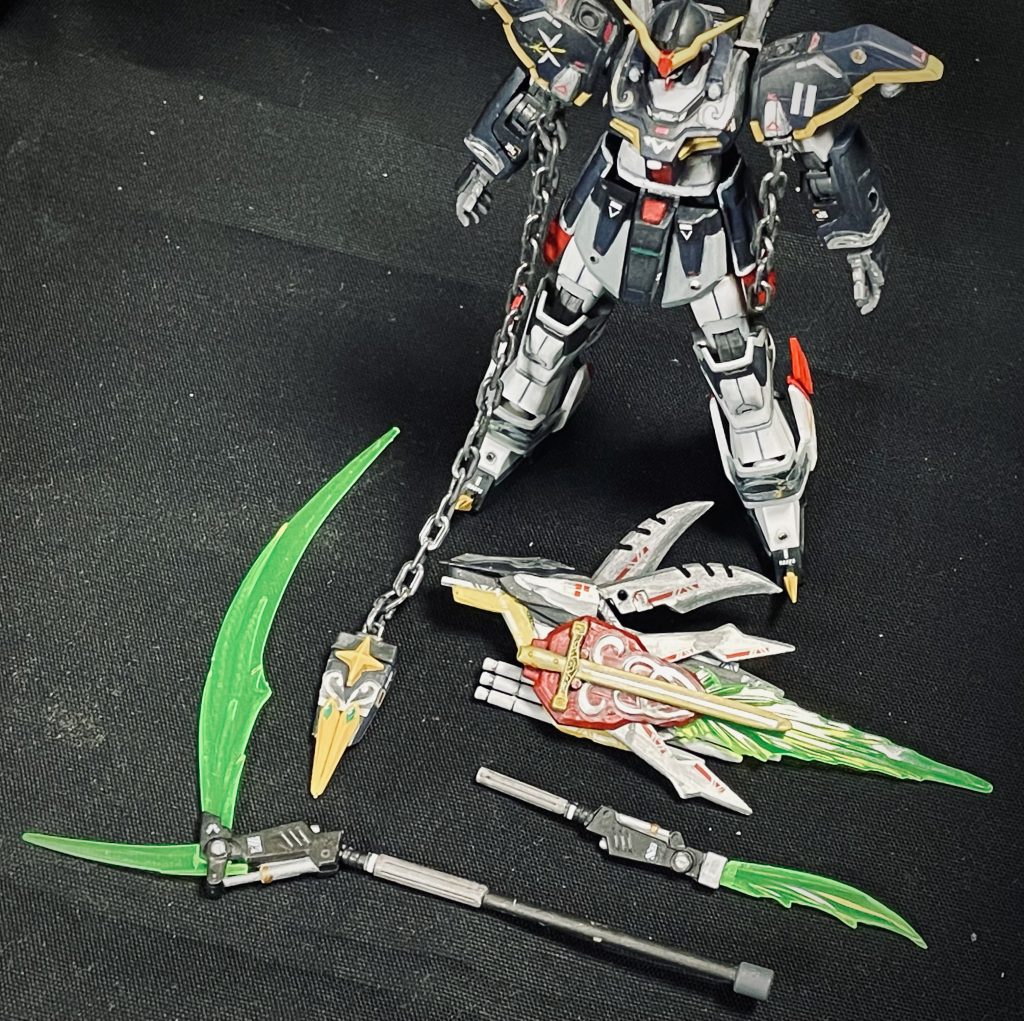 デスサイズ武装①ビームサイズ:上下に小型のビームランス追加、上下で分離可能バイコーン(小型スレイプニール):右肩からチェーンでつながっており、基本は右腕に装備。範囲は狭まるがブリッツのスレイプニール同様射出できる。ビームサイズに設置し旋回速度増にも使用可能ペネトリーシールド:複数の武装を乗せたシールド、バスターシールドの射出機構は削除 高出力ビームライフル 3連ランサーダート ツインエッジ ビームソード 小型ビームランスも収納可能頭部バルカン襟部ホーミングミサイル(バルカンから変更)