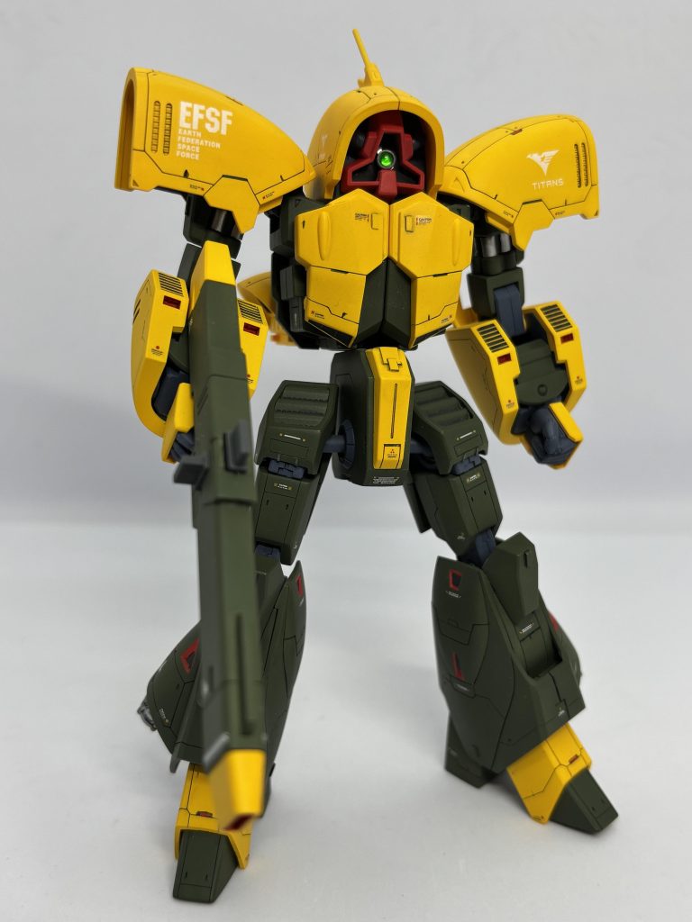 モノアイはラピーテープの上からウェーブHアイズを重ねてるので光を拾います。