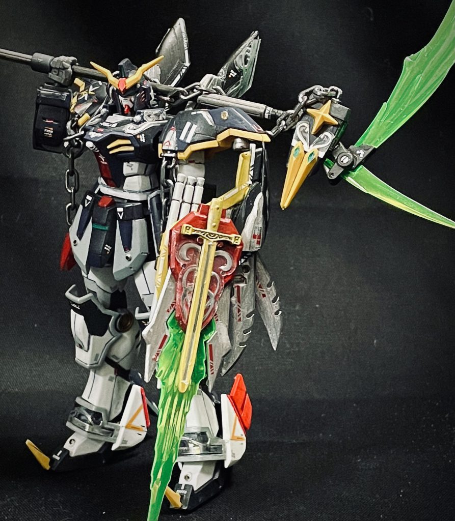 クロークを全てパージクロークとの対比でデスサイズはゴテゴテに装飾しています。鎌を肩に担ぐポーズはデスサイズにはピッタリ!鎌に鎖が絡まらせたくて設定考えたまである。改修イメージは『相手に恐怖を植えつける 死神』です。