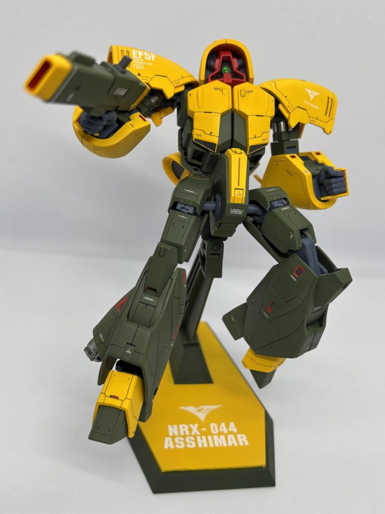 飛行ショット。ディスプレイスタンドは本体色に合わせて塗り分けに加え市販デカールで肩式番号などを貼って見ました。微妙にズレましたが、まー良しとしてます😅