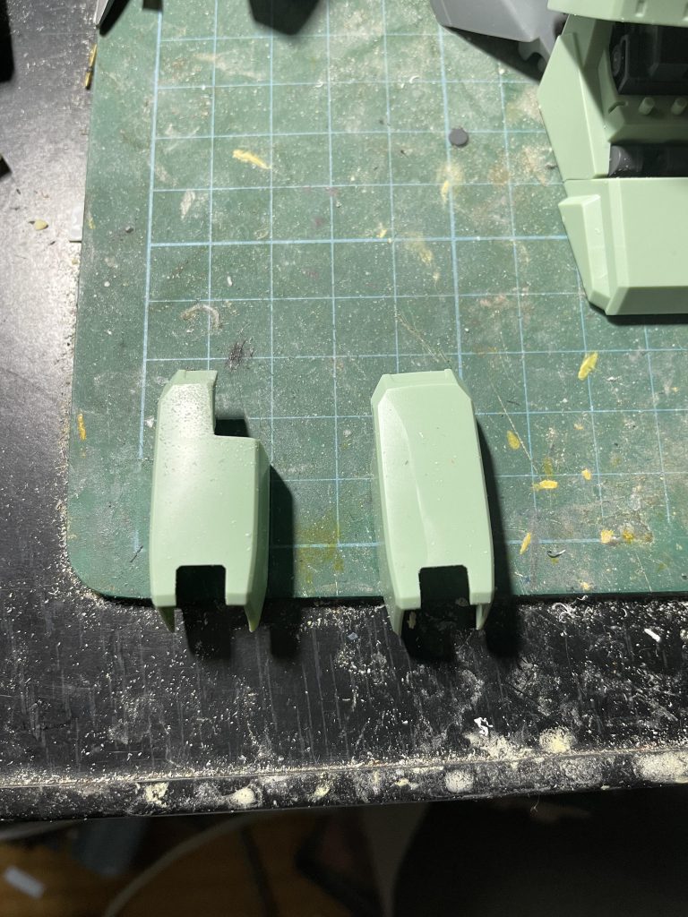 スタークジェガンは腰アーマーがあり、太ももが隠れるので、可動域を増やすために太ももパーツをカットしてます