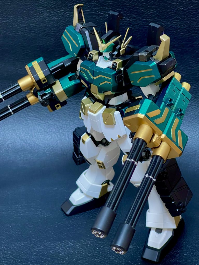 ダブルアームガトリング装備。これの塗り分けが少々手間取りました。もう少し綺麗に塗装したかったですが、思ってた色には出来たので満足😆