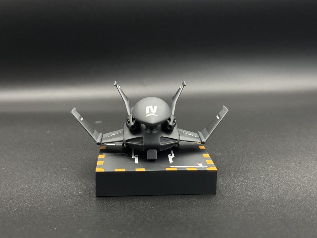 ラバーブラックをベースにマットブラックで塗り分け、デカールでアクセントです。