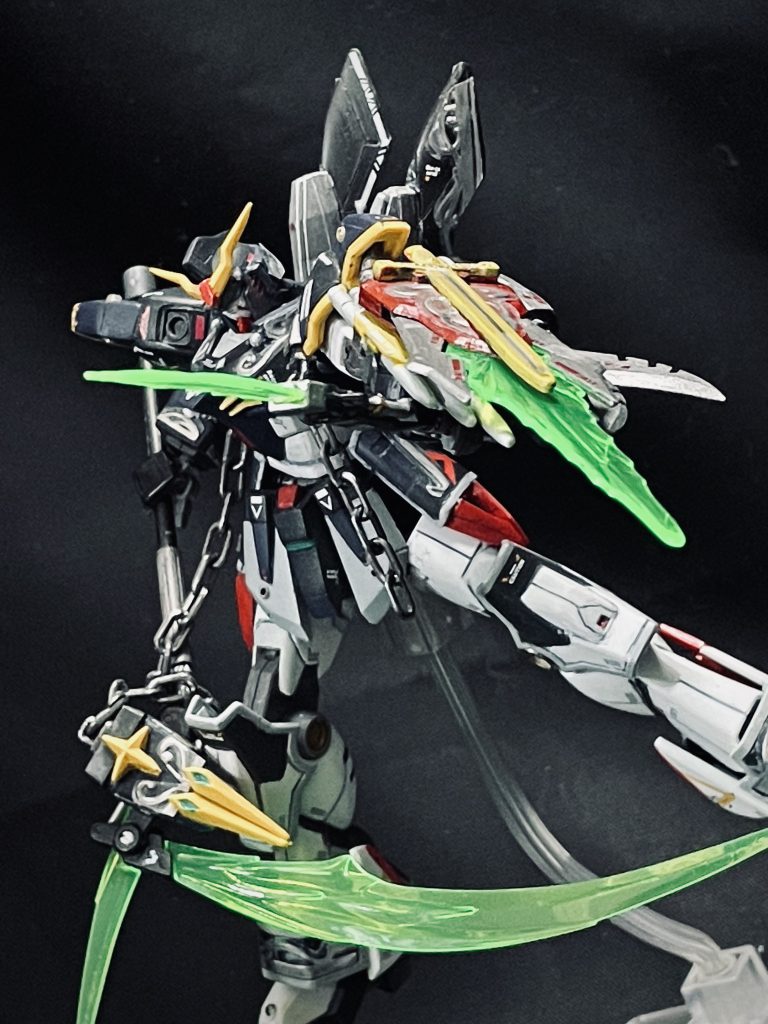 最近のガンダムはシールドを飛ばしていることが多いですが、Wの世界では遠隔機能がないような記憶でしたので、バスターシールドにあった回転して飛んでいく機能はありません。その代わりにチェーン付きのバイコーンを装備し、飛ばすと共にビームサイズの先端に取付、後部のスラスターの威力で旋回速度を上げ一振りで複数機体を盾ごと両断可能に。