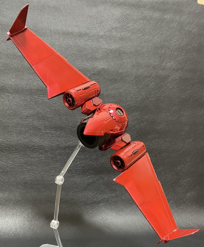 作成についてですが、ボール本体の側面にフルメカニクスバルバトスのバックパック残骸をつけてその次にMGズゴックのバックパック残骸をつけて某勇者王のバックパック残骸の翼をつけてます。上に書いてる通り、今回は本当に残骸の寄せ集めで作成してますwちなみにボール後方についてるブースターはペットボトルの飲み口と蓋だったりします。