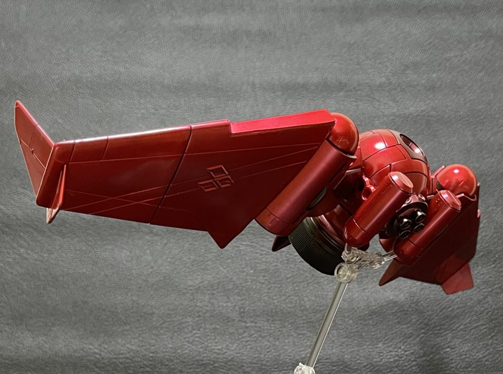 本体下にノズルが付いており、それによって垂直離陸も出来る仕様です。ノズルの噴射で垂直離陸し、自由落下を開始する直前で後半の大型ブースターを点火し急加速して飛行することも可です。まるで風の谷の姫様が載っているメー○ェみたいですね。