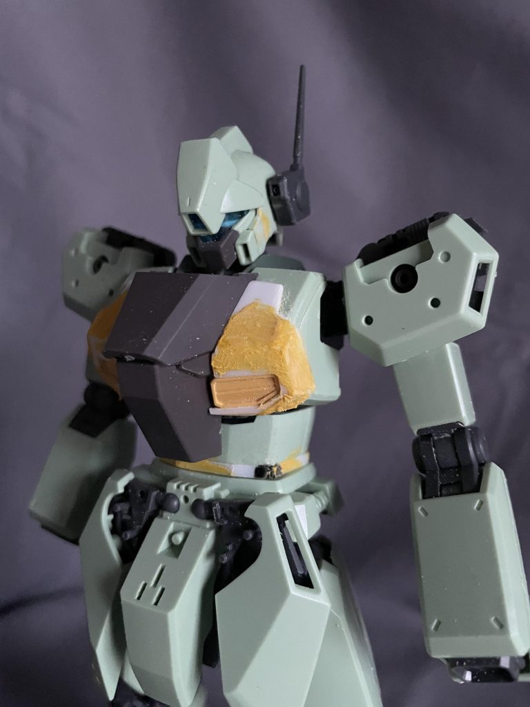 スナイパーカスタム風にするために、胸アーマーまわりをプラ板で作ってます