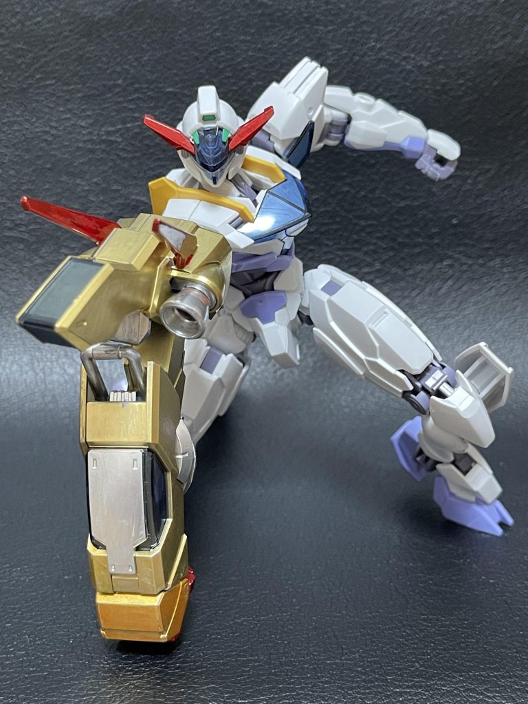 ここまでご覧いただきありがとうございます♪今回はネタ枠ですw今回はルブリスジウ本体は特にいじってなくて、武装の虎の手(シェ○ブリットw)を本体にそのまま接続できるようにしたのと、肘部分も稼働できるように関節増設、あとはシェ○ブリット風に塗装ですね。今回の塗装はガンダムマーカーのみで行ってます。練習不足なのでムラがひどすぎますね😅次もご期待ください!それではまた〜👋