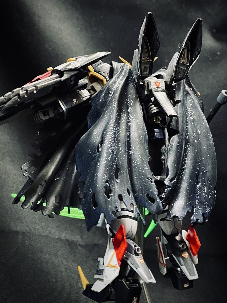 全身を覆う『ナイトメアクローク』はビームコーティングと共に、ステルス塗料で夜空🌌が描かれハイパージャマーを併用することで夜間の隠密性を向上させる。ビーム兵器だけでは奇襲前に気づかれてしまうことから、左腕のシールド(ペネトリーシールド)には実体剣、右腕の装備(バイコーン)にはクローを装備し、ステルス状態での撃破数増に成功。