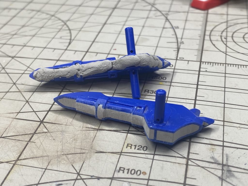 トンファーはガッツリある肉抜きを埋めて、リベットなどでディテールを再構築。凄い大変だったけど、満足度たかいです。