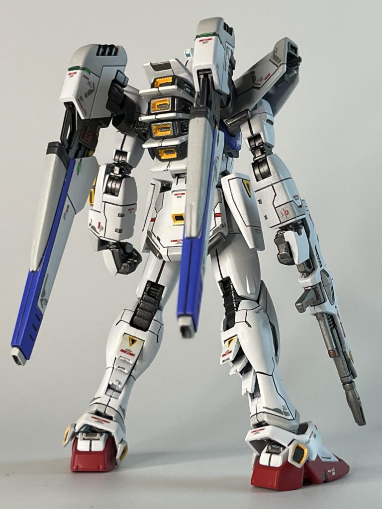 ヴェスバーの取り付け位置は適当なジャンクパーツを本体との接続軸の間に加工して取り付けることで位置を上部へと変更しており、アンクルアーマーのダクトは彫り込んでます何気にこのキット、ダクトの塗り分けが大変なんですよ〜💦