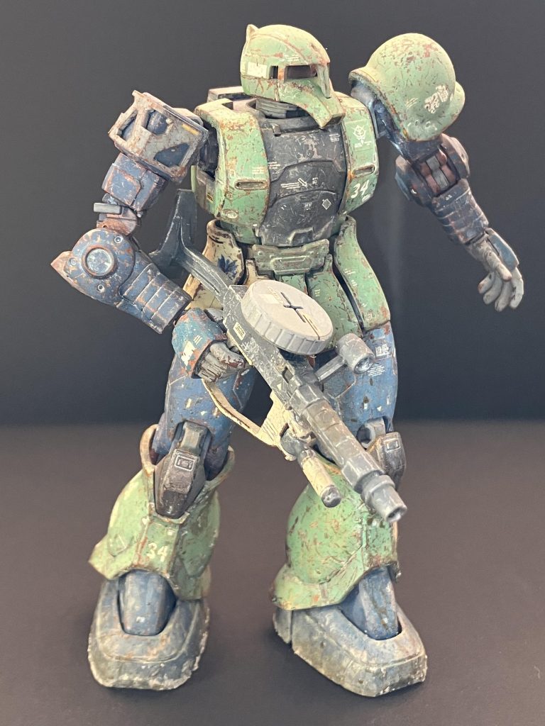 彼は一応ザクマシンガンも持ってます。が、実戦では使いません。フラッシュハイダーも外し短バレル改造していますが、マルイの電動ガンの方が使えるくらいに思っています。