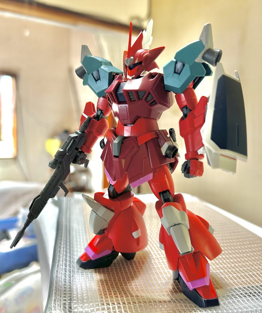 塗装前です。頭部はゲルググメナースのものにLBXデクーOZのパーツを貼り付けて整形しています。目の上のスリットのような傷跡のようなやつは左は埋めて右だけにしてます。肩はルブリスウルをベースににプラ板でセミスクラッチして初代ゲルググの肩をイメージしてます。膝はダリルバルデです。後ろのサーベルラックはライジングフリーダムのものです。