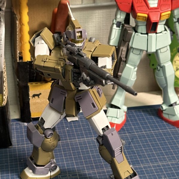 ＭＧ.ＧＭスナイパーカスタムＲＧＭ-７９ＳＣです。昨日、こちらのキットにツヤ消しトップコートを吹いている最中、右腕のボックスビームサーベルユニットを紛失。バラした際にどこかへフライアウェイ。さて、どうするかと一晩寝ながら考えた結果。RE/100ガンダム試作４号機の余剰のエネルギーパックの両側にＭＧ.ＧＭキャノンの余剰のビームサーベルを接着(取り外しのギミック割愛っ！)、ビームサーベル×２のユニットをでっち上げ、キットの右前腕の余剰パーツに接着して、自分なりのカスタムということにしました。ビームサーベル２本になって、さらに強そうになったと思います。カラーはこのままでいいかな。ノーマルのＧＭのビームサーベルをそのまま装着したイメージで、、、。前腕の外装は着脱できるので、バンダイに部品注文できたり、紛失したパーツが出てきたら、元の状態に戻せます。（1枚目）